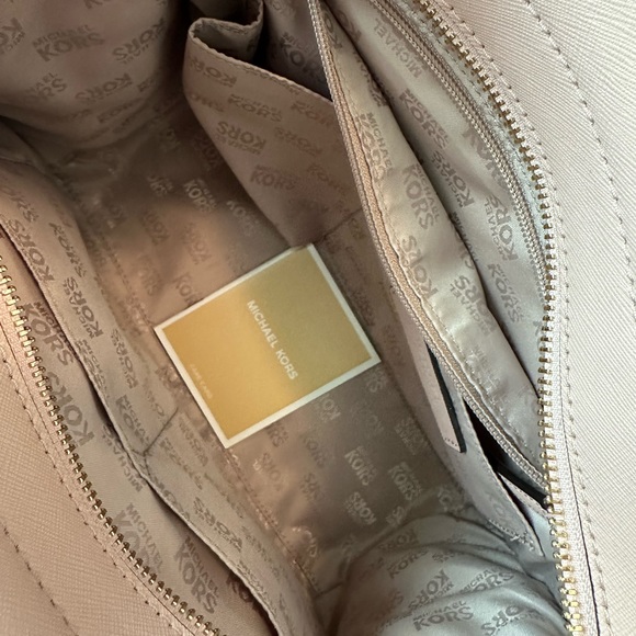 Michael kors cross body like brand new - Picture 12 of 16